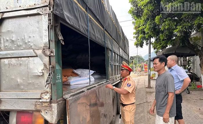 Từ ngày 15/12/20025 đến ngày 14/10/2026, Đội Cảnh sát giao thông đường bộ số 2 đã phát hiện, xử lý 6.624 trường hợp vi phạm về tốc độ, quá tải trọng, quá khổ giới hạn, dừng, đỗ, không thắt dây an toàn, nồng độ cồn... (Ảnh: QUỐC TUẤN)