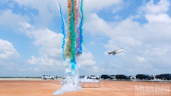 Máy bay Cessna 208 thực hiện chuyến bay kỹ thuật trên khu vực đường cất hạ cánh tại Cảng hàng không Quảng Trị. (Ảnh: Hiếu Minh)
