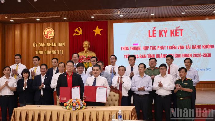 Ủy ban nhân dân tỉnh Quảng Trị tổ chức lễ ký kết thỏa thuận hợp tác phát triển hàng không với các hãng bay. (Ảnh: Hiếu Minh)
