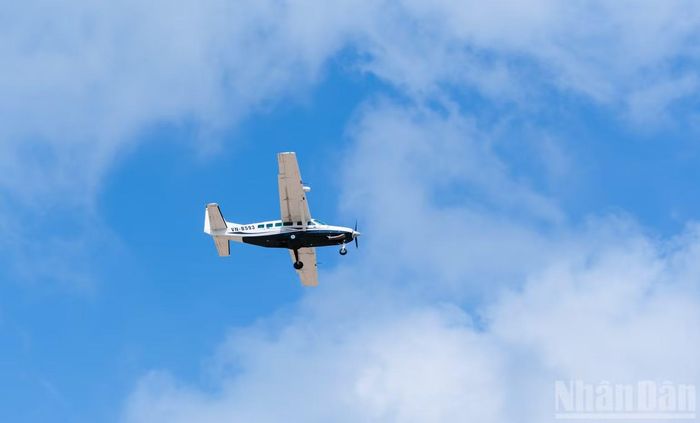 Máy bay Cessna 208 thực hiện chuyến bay thử nghiệm tại Cảng hàng không Quảng Trị thành công, an toàn. (Ảnh: Hiếu Minh)