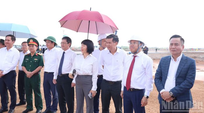 Các đại biểu chứng kiến máy bay Cessna 208 thực hiện chuyến bay thử nghiệm tại Cảng hàng không Quảng Trị. (Ảnh: Hiếu Minh)