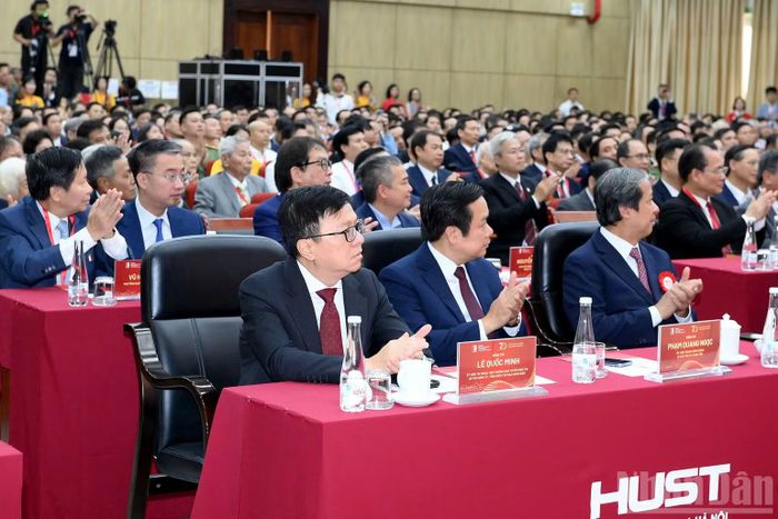 Các đại biểu tham dự Lễ kỷ niệm 70 năm thành lập Đại học Bách khoa Hà Nội và đón nhận Huân chương Lao động hạng Nhất. (Ảnh: ĐĂNG KHOA)