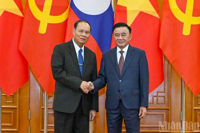Thường trực Ban Bí thư Trần Cẩm Tú và Thường trực Ban Bí thư Trung ương Đảng Nhân dân Cách mạng Lào Vilay Vikhamphong tại lễ đón.