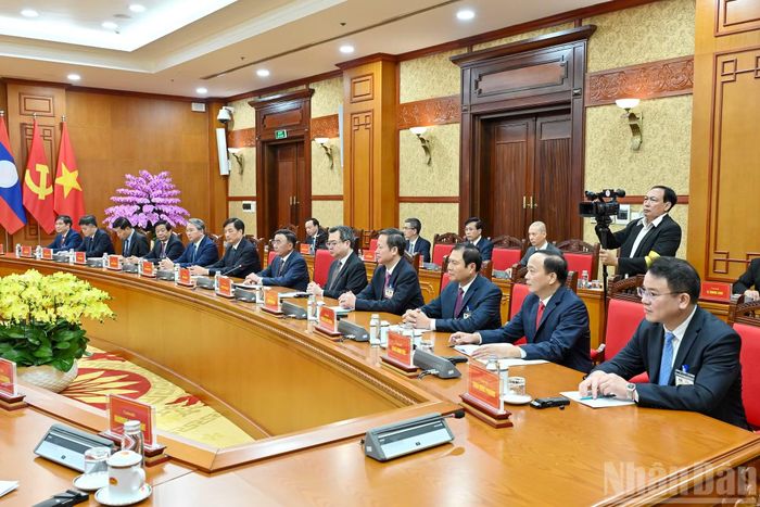 Thường trực Ban Bí thư Trần Cẩm Tú và các đại biểu Việt Nam tham dự hội đàm.