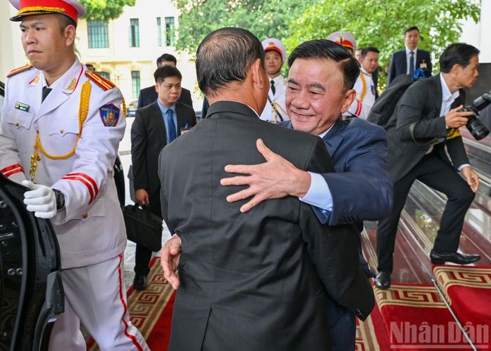 Thường trực Ban Bí thư Trần Cẩm Tú đón Thường trực Ban Bí thư Trung ương Đảng Nhân dân Cách mạng Lào Vilay Vikhamphong tại Trụ sở Trung ương Đảng.