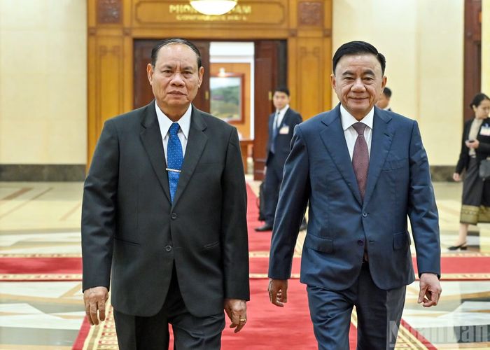 Thường trực Ban Bí thư Trần Cẩm Tú và Thường trực Ban Bí thư Trung ương Đảng Nhân dân Cách mạng Lào Vilay Vikhamphong tới dự lễ trao văn kiện hợp tác giữa Văn phòng Trung ương Đảng Cộng sản Việt Nam và Văn phòng Trung ương Đảng Nhân dân Cách mạng Lào.