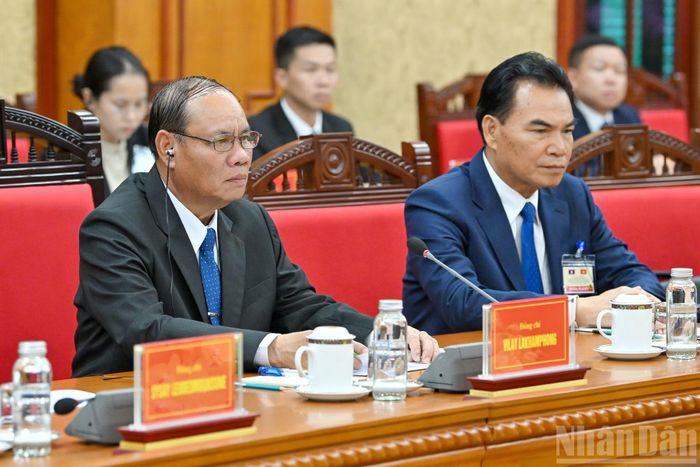 Thường trực Ban Bí thư Trung ương Đảng Nhân dân Cách mạng Lào Vilay Vikhamphong phát biểu tại hội đàm.
