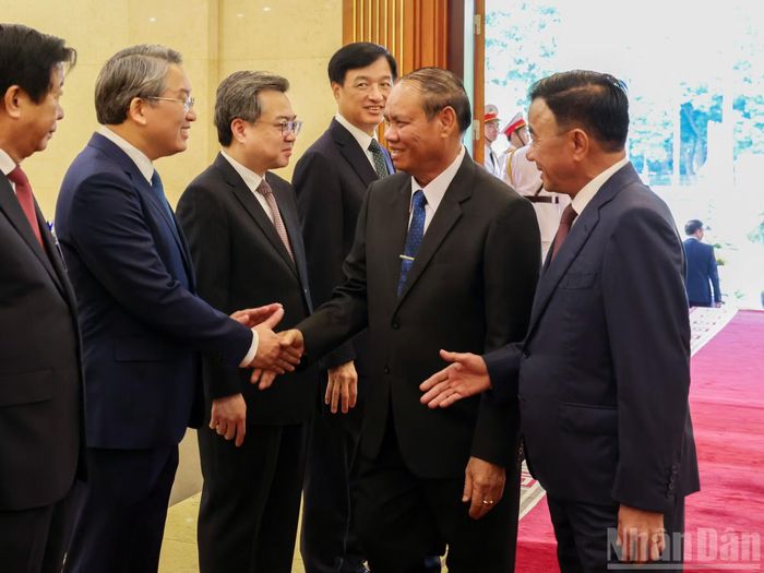 Thường trực Ban Bí thư Trung ương Đảng Nhân dân Cách mạng Lào Vilay Vikhamphong với các đại biểu Việt Nam tại lễ đón.