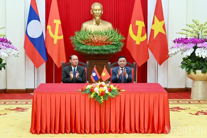 Thường trực Ban Bí thư Trần Cẩm Tú và Thường trực Ban Bí thư Trung ương Đảng Nhân dân Cách mạng Lào Vilay Vikhamphong dự lễ trao văn kiện hợp tác giữa hai Văn phòng.