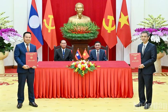 Thường trực Ban Bí thư Trần Cẩm Tú và Thường trực Ban Bí thư Trung ương Đảng Nhân dân Cách mạng Lào Vilay Vikhamphong chứng kiến lễ trao Đề án hợp tác trong lĩnh vực chuyển đổi số giữa hai Văn phòng giai đoạn 2026-2030 trên tinh thần đoàn, hữu nghị, hợp tác và đồng hành.