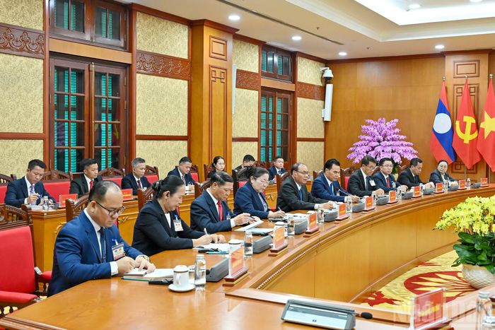 Thường trực Ban Bí thư Trung ương Đảng Nhân dân Cách mạng Lào Vilay Vikhamphong cùng các đại biểu dự hội đàm.
