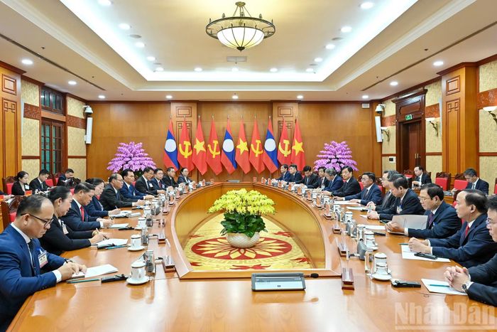 Quang cảnh hội đàm giữa Thường trực Ban Bí thư Trần Cẩm Tú và Thường trực Ban Bí thư Trung ương Đảng Nhân dân Cách mạng Lào Vilay Vikhamphong.
