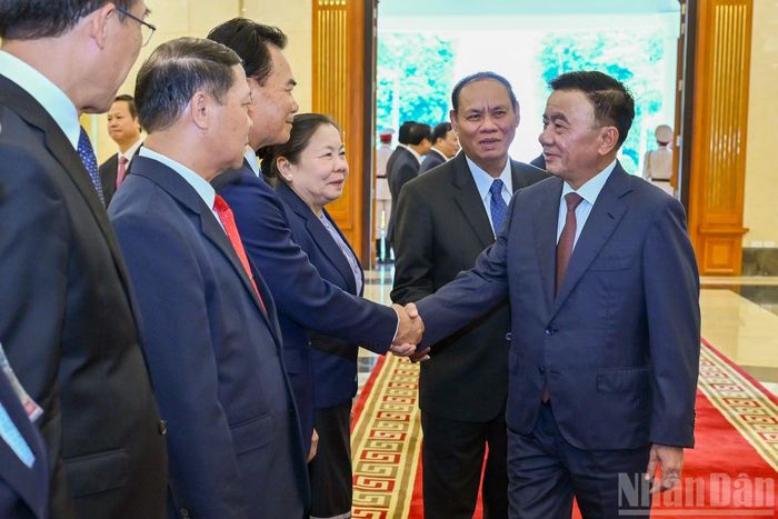 Thường trực Ban Bí thư Trần Cẩm Tú với các đại biểu tháp tùng Thường trực Ban Bí thư Trung ương Đảng Nhân dân Cách mạng Lào Vilay Vikhamphong tại lễ đón.