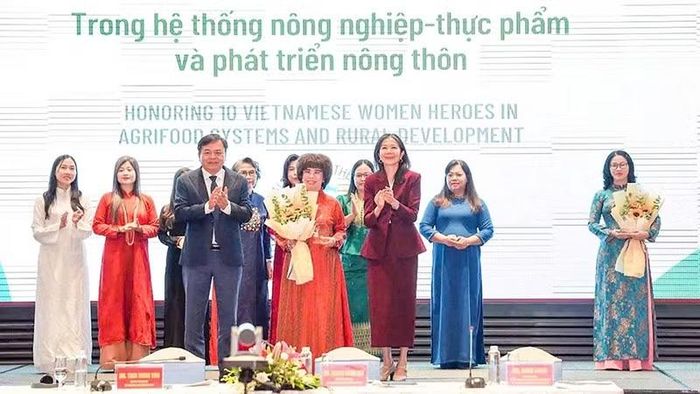 Đại diện Ban tổ chức vinh danh bà Thái Hương. (Ảnh: CTV)