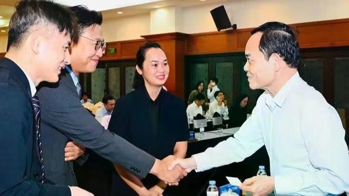 Ủy viên Bộ Chính trị, Bí thư Thành ủy Thành phố Hồ Chí Minh Trần Lưu Quang trao đổi với các đại biểu tại hội nghị. (Ảnh: VIỆT DŨNG)
