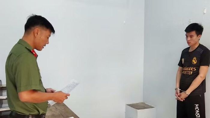 Công an đọc quyết định khởi tố đối với Ngô Hoàng Hậu. (Ảnh: Công an tỉnh An Giang)