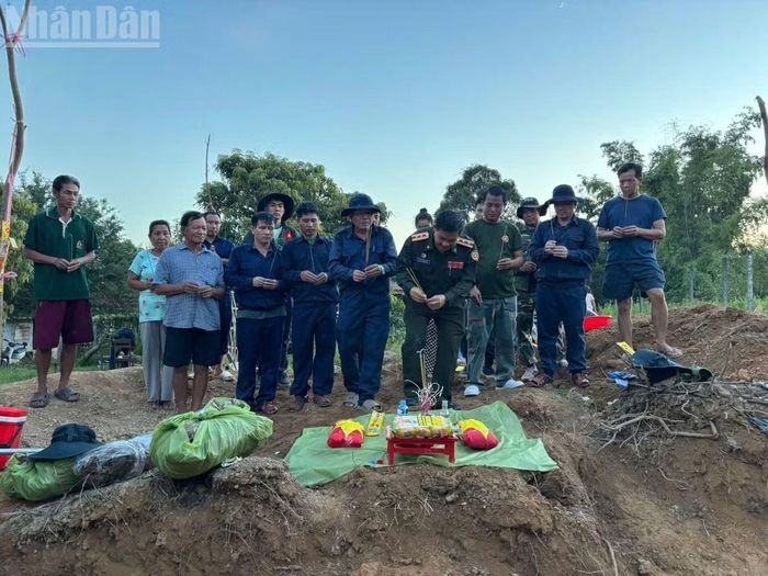Đội quy tập cùng chính quyền, người dân địa phương dâng hương trước anh linh các liệt sĩ vừa được tìm thấy. (Ảnh: DƯƠNG HOÀNG)