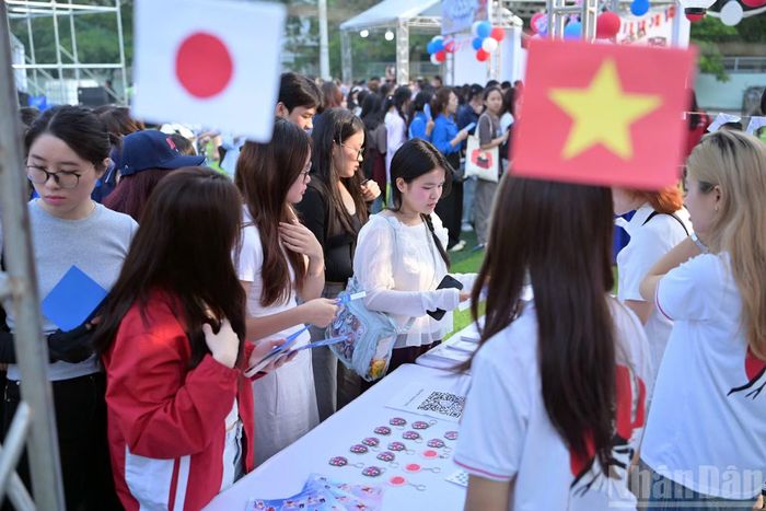  Với thông điệp "Hà Nội-Gặp gỡ-Khám phá-Kết nối-Lan tỏa", Festival đặt mục tiêu tạo môi trường để sinh viên hoàn thiện các tiêu chí "Hội nhập tốt" và "Thể lực tốt" của danh hiệu "Sinh viên 5 tốt"﻿ - đích đến của bất cứ bạn trẻ nào đang ngồi ghế giảng đường. (Ảnh: LINH PHAN) 
