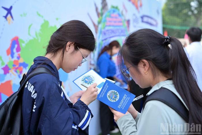 Hành trình trải nghiệm này được tích hợp hoạt động thu thập sticker để từng bước hoàn thiện tấm “Hộ chiếu công dân toàn cầu - Global Citizen Passport”; được thiết kế theo 4 trạm: Check-in, On Board, Transit, Landing (Làm thủ tục, Lên tàu bay, Trung chuyển, Hạ cánh). (Ảnh: LINH PHAN)