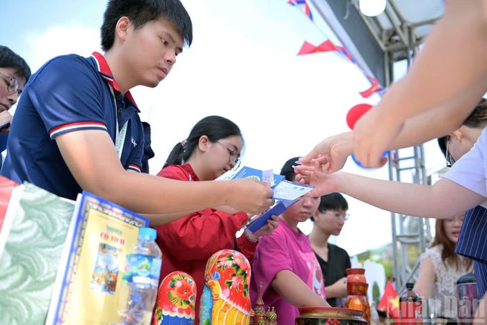 Trong khuôn khổ Festival, Carnaval văn hóa “Sắc màu Thế giới - Hội tụ Hà Nội”. Các đoàn sinh viên và đại diện các quốc gia sẽ cùng trình diễn trang phục, âm nhạc, vũ đạo đặc trưng và diễu hành quanh khu vực sân vận động. (Ảnh: LINH PHAN)