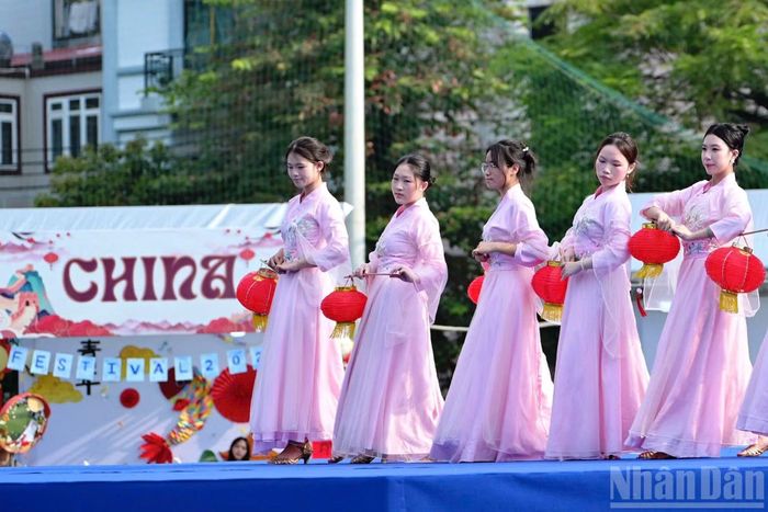 Đặc biệt, hoạt động “Connection Mission-Nhiệm vụ kết nối” được thiết kế xuyên suốt hành trình nhằm khuyến khích người trẻ chủ động bước ra khỏi vùng an toàn, tìm kiếm và làm quen với một người bạn mới, ưu tiên sự kết nối giữa sinh viên Việt Nam và sinh viên quốc tế. (Ảnh: LINH PHAN)