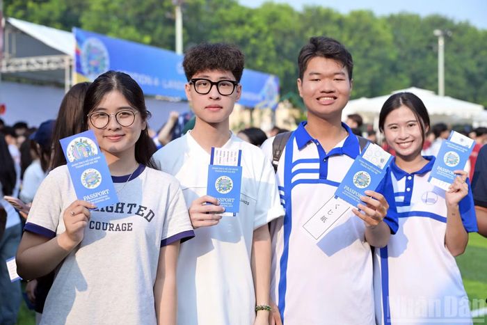  Từ việc nhận hộ chiếu công dân toàn cầu﻿ và vé máy bay, người tham gia bắt đầu khám phá các điểm đến văn hóa, thực hiện các thử thách, thu thập dấu mộc và chủ động kết nối với những người bạn mới. (Ảnh: LINH PHAN) 