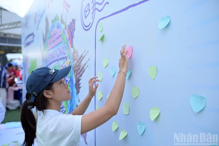 Khi hoàn thành hành trình với từ 10 sticker trở lên, người tham gia có cơ hội nhận quà lưu niệm, chụp ảnh photobooth và được Ban tổ chức trao Giấy chứng nhận “Hội nhập tốt-Công dân toàn cầu”. (Ảnh: LINH PHAN)