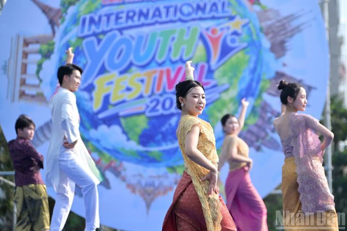 Khép lại Carnaval là màn hòa ca tập thể “We are the world”, tạo nên hình ảnh biểu tượng về một thế hệ trẻ cùng chung tiếng nói của tình hữu nghị, đoàn kết và hòa bình﻿, nơi sự đa dạng văn hóa không tạo ra khoảng cách mà trở thành nền tảng để kết nối. (Ảnh: LINH PHAN)