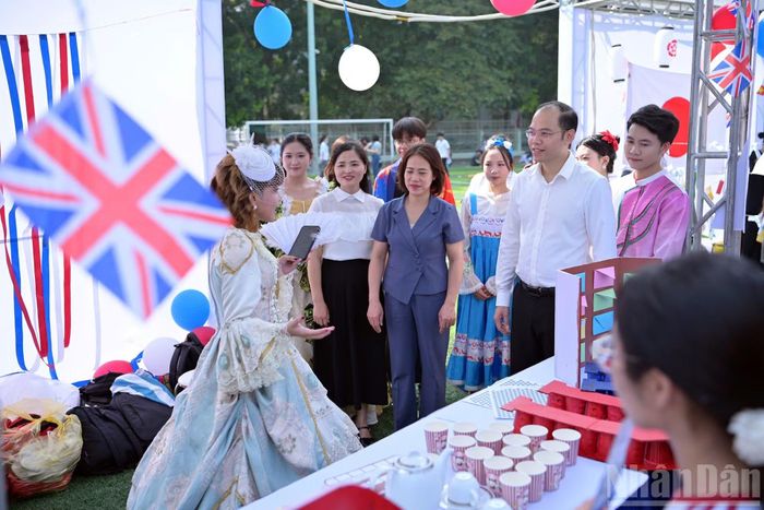 Bên cạnh đó, các hoạt động truyền thống của Việt Nam được triển khai xuyên suốt Festival, góp phần giới thiệu văn hóa, con người và những giá trị đặc sắc của đất nước tới bạn bè quốc tế. (Ảnh: LINH PHAN)