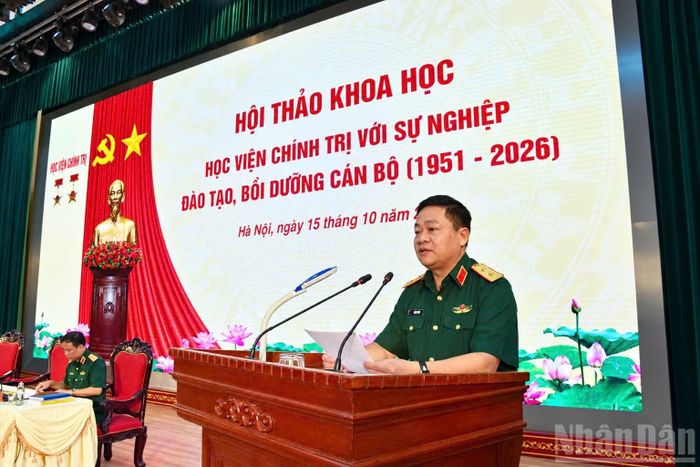 Diễn văn khai mạc hội thảo do Trung tướng, Phó Giáo sư, Tiến sĩ Đặng Sĩ Lộc, Giám đốc Học viện Chính trị trình bày. (Ảnh: HUYỀN TRANG)