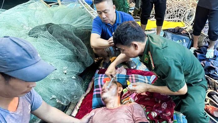 Quân y Đồn Biên phòng Roòn sơ cứu cho thuyền viên bị thương nặng khi đánh bắt thủy sản trên biển. (Ảnh: HN)