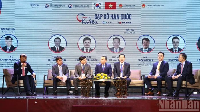 Các đại biểu tham gia phiên thảo luận. (Ảnh: THIÊN VƯƠNG)