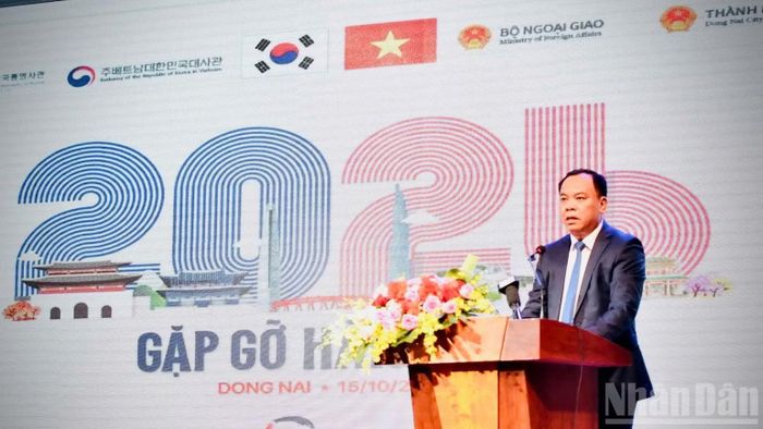 Phó Bí thư Thành ủy Đồng Nai Võ Tấn Đức phát biểu chào mừng. (Ảnh: THIÊN VƯƠNG)