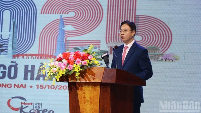 Thứ trưởng Ngoại giao Ngô Lê Văn phát biểu đề xuất, định hướng các đại biểu thảo luận. (Ảnh: THIÊN VƯƠNG)