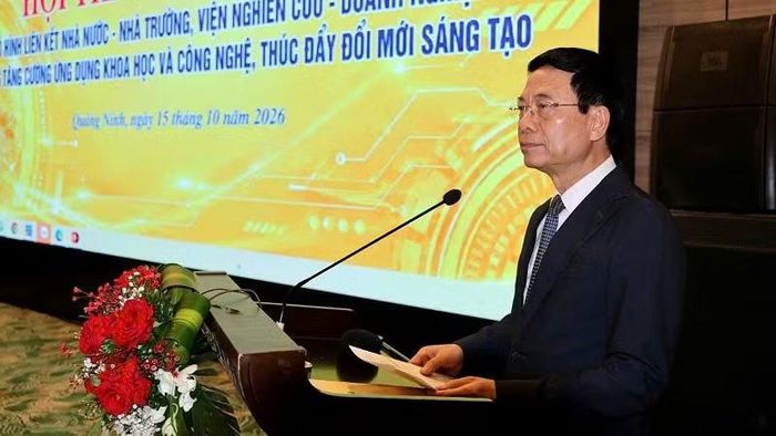 Tiến sĩ Nguyễn Mạnh Hùng, nguyên Bộ trưởng Khoa học và Công nghệ tham luận tại hội thảo. (Ảnh: QUANG THỌ)