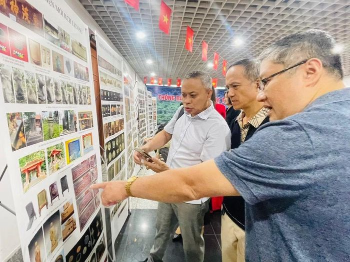Các nhà nghiên cứu trao đổi về những kết quả khảo cổ học mới năm 2026. (Ảnh: Vương Diệm)