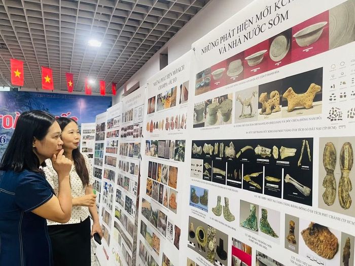 Các đại biểu tham quan trưng bày những phát hiện mới về khảo cổ học.(Ảnh: Vương Diệm)