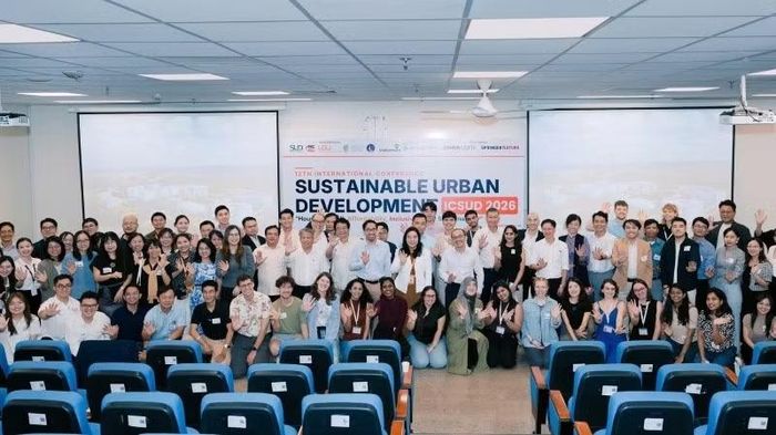 Đại biểu chụp ảnh lưu niệm tại sự kiện. (Ảnh: VGU)