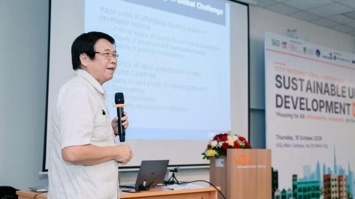 Chuyên gia phát biểu tại sự kiện. (Ảnh: VGU)