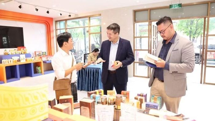 Đại biểu tham quan các sản phẩm hàng hóa trưng bày tại sự kiện (Ảnh: ITPC)