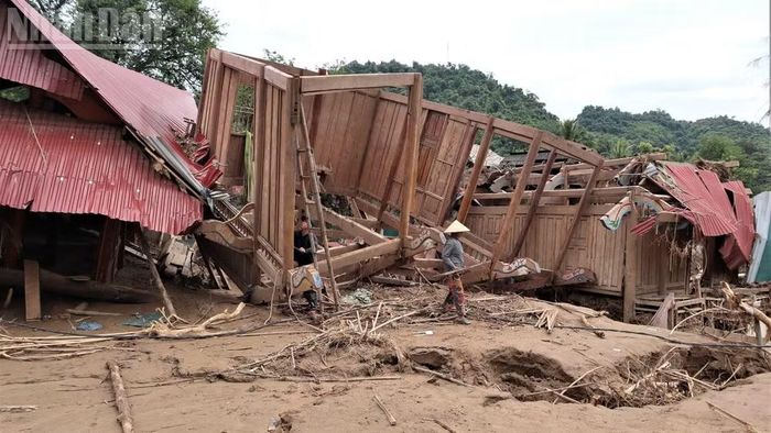 Khung cảnh bản Xiềng Tắm, xã Mỹ Lý gần như tan hoang do lũ quét xảy ra đêm 22/7/2025.