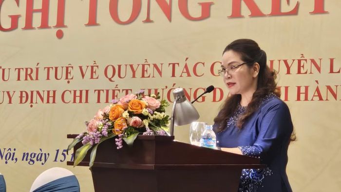 Bà Phạm Thị Kim Oanh, Phó Cục trưởng Cục Công nghiệp văn hóa và Bản quyền tác giả, trình bày báo cáo tổng kết. (Ảnh: THỤY PHƯƠNG)