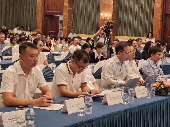 Các đại biểu có dịp trao đổi về những kết quả và khó khăn trong quá trình thi hành pháp luật. (Ảnh: THỤY PHƯƠNG)