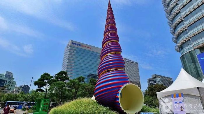 Tác phẩm điêu khắc hình xoắn ốc tại quảng trường Cheonggye, thủ đô Seoul, Hàn Quốc. (Nguồn: Korean.visitkorea.or.kr)