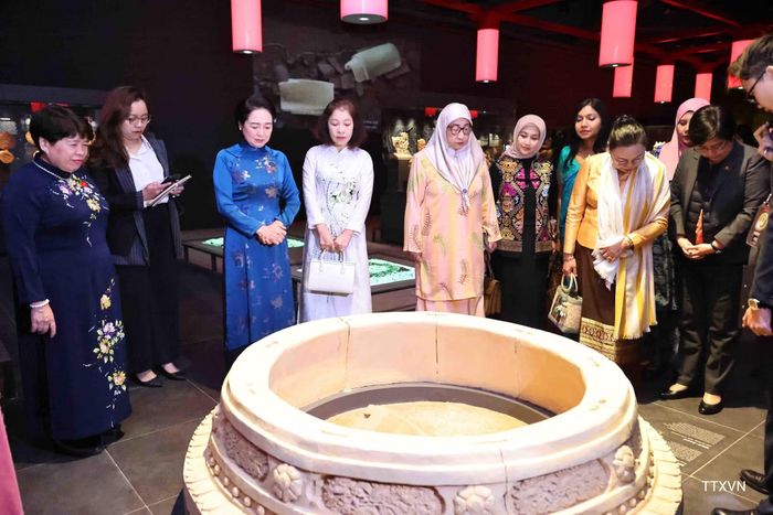 Bà Nguyễn Thị Thanh Nga, Phu nhân Chủ tịch Quốc hội Trần Thanh Mẫn cùng Nhóm Phụ nữ cộng đồng ASEAN tham quan Khu vực trưng bày khảo cổ dưới tầng hầm Nhà Quốc hội, ngày 17/3/2025. (Ảnh: TTXVN)
