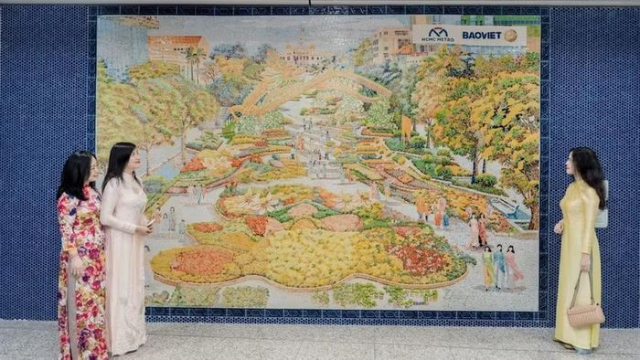Người dân chiêm ngưỡng tác phẩm trong Dự án Trang trí nghệ thuật Ga Metro Bến Thành. (Ảnh: MINH ÂN/BÁO NHÂN DÂN)