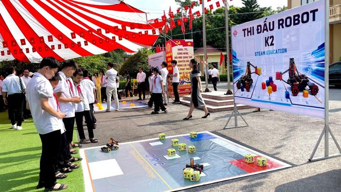 Học sinh thích thú với các hoạt động trải nghiệm số tại chương trình. (Ảnh: YẾN TRINH)