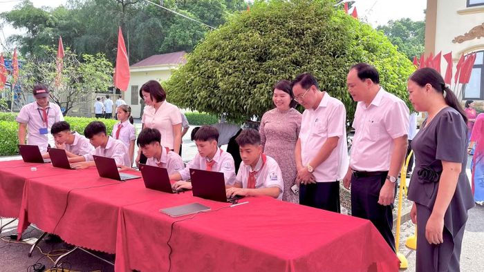 Các đại biểu và học sinh tham gia trải nghiệm công nghệ số Steam Robotics và Steam Sport bao gồm: lắp ráp, điều khiển robot đua sa hình; lập trình kéo-thả giải mã mê cung; điều khiển Drone bay; phòng cháy chữa cháy, ném đĩa vào gôn, thể thao số, ném bóng dính. (Ảnh: YẾN TRINH)