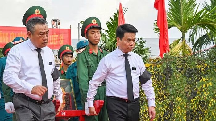 Đồng chí Trần Sỹ Thanh, Ủy viên Bộ Chính trị, Bí thư Trung ương Đảng, Chủ nhiệm Ủy ban Kiểm tra Trung ương, cùng đồng chí Lê Ngọc Châu, Ủy viên Trung ương Đảng, Bí thư Thành ủy, Trưởng Đoàn đại biểu Quốc hội thành phố Hải Phòng, di quan hài cốt liệt sĩ đến nơi an táng. (Ảnh: ĐỨC NGHĨA)