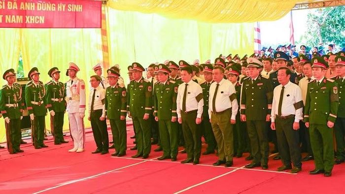 Đồng chí Trần Sỹ Thanh, Ủy viên Bộ Chính trị, Bí thư Trung ương Đảng, Chủ nhiệm Ủy ban Kiểm tra Trung ương, cùng các đại biểu tham dự buổi lễ. (Ảnh: ĐỨC NGHĨA)
